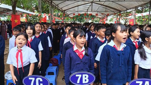 Học sinh Trường Tiểu học và THCS Tà Năng hát quốc ca chào cờ mừng ngày khai giảng