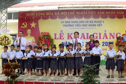 Trường Tiểu học Đoàn Kết chào đón học sinh đầu cấp