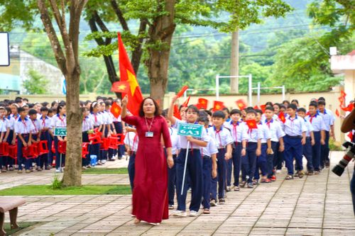 Các em học sinh lớp 6 lần đầu tiên bước vào ngôi trường mới