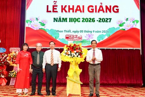 Bí thư Đảng ủy phường Phan Thiết Võ Thanh Bình tặng hoa chúc mừng Trường THPT Phan Thiết
