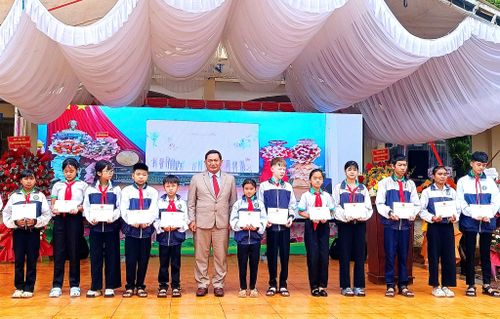Đồng chí K’ Mák, Ủy viên Ban Thường vụ Tỉnh ủy, Phó Chủ tịch Thường trực HĐND tỉnh trao học bổng cho học sinh Trường THCS Lê Quý Đôn, xã Trường Xuân