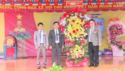 Đồng chí Nguyễn Ngọc Phúc, Tỉnh ủy viên, Phó Chủ tịch UBND tỉnh tặng hoa chúc mừng thầy và trò Trường THCS Hà Huy Tập nhân lễ khai giảng năm học 2026 - 2027