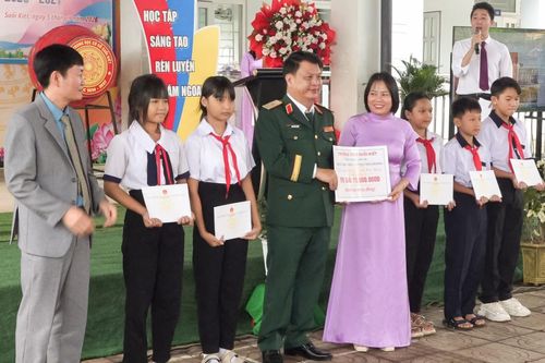 Thiếu tướng Đinh Hồng Tiếng, Ủy viên Ban Thường vụ Tỉnh ủy, Chỉ huy trưởng Bộ Chỉ huy Quân sự tỉnh, đại diện Sở Giáo dục và Đào tạo trao học bổng cho học sinh tại lễ khai giảng và 15 triệu đồng cho các em học sinh tại các điểm trường