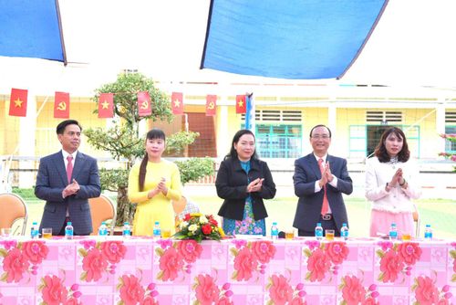 Đồng chí Mai Thị Xuân Trung, Tỉnh ủy viên, Phó Chủ tịch HĐND tỉnh (thứ 3 từ phải qua) cùng các đại biểu tham dự lễ khai giảng