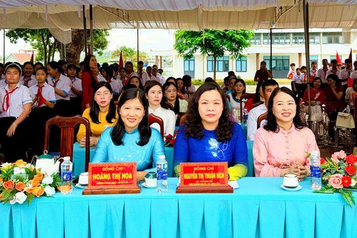Đồng chí Nguyễn Thị Bích Thuận, Tỉnh ủy viên, Phó Chủ tịch HĐND tỉnh dự lễ khai giảng tại Trường THCS Nguyễn Tất Thành