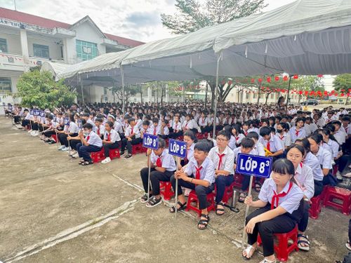 1.900 học sinh Trường THCS Hồng Sơn tham dự lễ khai giảng năm học 2026 - 2027