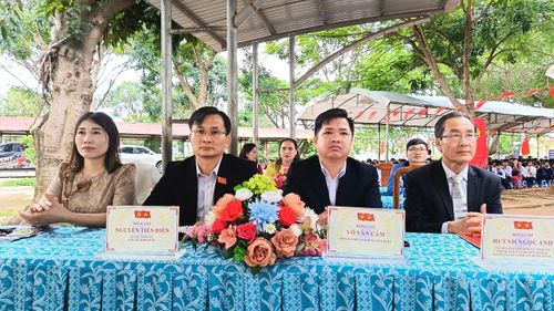 Đại diện lãnh đạo tỉnh và địa phương dự lễ khai giảng tại Trường Tiểu học và THCS Tà Năng
