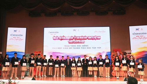 Đồng chí Võ Ngọc Hiệp trao học bổng cho học sinh Trường Tiểu học, THCS và THPT Yersin Đà Lạt có thành tích học tập tốt