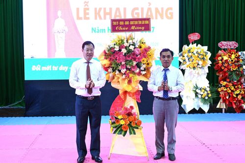 Đồng chí Ủy viên Ban Thường vụ Tỉnh ủy, Phó Chủ tịch Thường trực Ủy ban MTTQ Việt Nam tỉnh Lâm Đồng Phạm Triều tặng hoa chúc mừng tập thể nhà trường