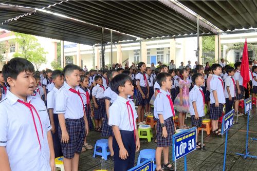 Học sinh Trường Tiểu học Đoàn Kết hát Quốc ca tại buổi lễ khai giảng năm học mới