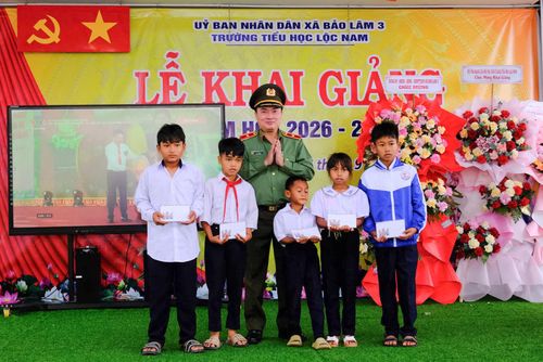 Thiếu tướng Trương Minh Đương, Ủy viên Ban Thường vụ Tỉnh ủy, Giám đốc Công an tỉnh dự và trao học bổng cho các em học sinh tại Trường Tiểu học Lộc Nam, xã Bảo Lâm 3