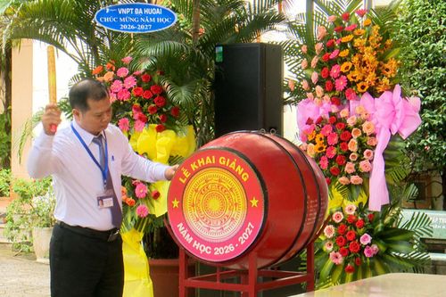 Ông Phùng Tuấn Nghĩa, Hiệu trưởng Trường Tiểu học và THCS Đạ M’ri đánh trống khai giảng năm học 2026 - 2027