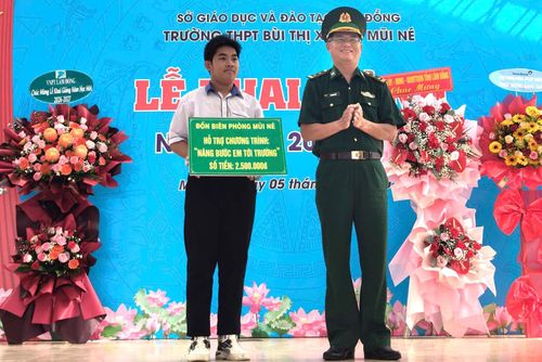 Đồn Biên phòng Mũi Né tặng học bổng "Nâng bước cho em tới trường" cho học sinh Trường THPT Bùi Thị Xuân - Mũi Né