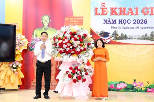 Đồng chí Tiêu Hồng Phúc, Ủy viên Ban Thường vụ Tỉnh ủy, Phó Chủ tịch HĐND tỉnh Lâm Đồng tặng hoa chúc mừng nhà trường