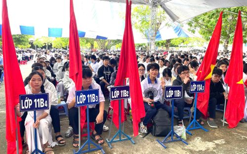 Không khí ngày khai trường của học sinh Trường THPT Bùi Thị Xuân - Mũi Né