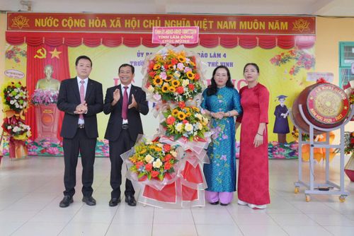 Đồng chí Mai Thị Xuân Trung, Tỉnh ủy viên, Phó Chủ tịch HĐND tỉnh tặng lẵng hoa chúc mừng Trường Tiểu học và THCS Lương Thế Vinh