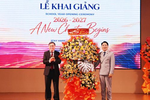Đồng chí Võ Ngọc Hiệp tặng hoa chúc mừng Trường Tiểu học, THCS và THPT Yersin Đà Lạt nhân dịp khai giảng năm học mới