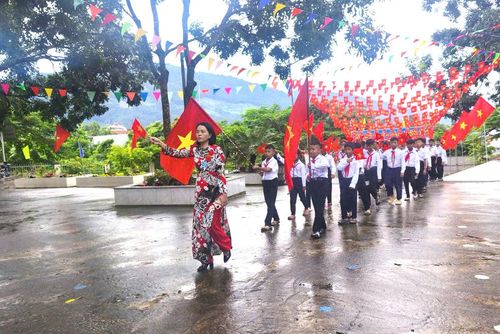 Học sinh khối 6 Trường THCS Hà Huy Tập trong ngày đầu tiên của năm học mới