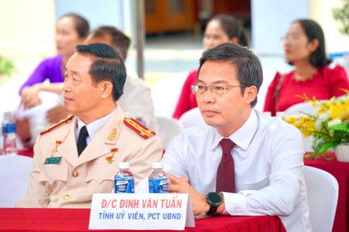 Đồng chí Đinh Văn Tuấn, Tỉnh ủy viên, Phó Chủ tịch UBND tỉnh dự lễ khai giảng năm học mới 2026 - 2027 tại Trường THCS Tân Minh