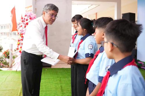 Phó Chủ tịch UBND tỉnh Nguyễn Minh trao học bổng cho học sinh vượt khó học tốt