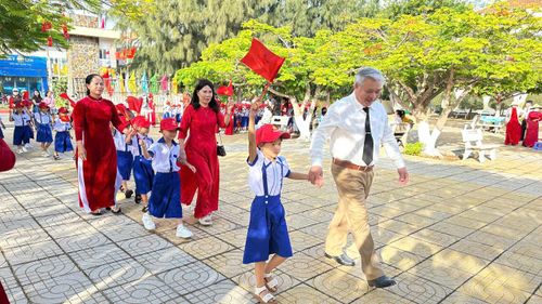 Nhà trường thực hiện nghi thức đón học sinh đầu cấp tạo không khí vui tươi đầu năm học mới