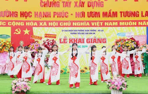 Sắc màu Tổ quốc trong ngày khai giảng