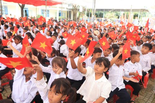 Rộp cờ hoa trong lễ khai giảng ở Trường Tiểu học và THCS Đạ M Rông, xã Đam Rông 3