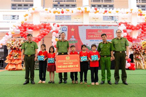 Phòng PX03 Công an tỉnh trao tặng 20 thẻ bảo hiểm y tế cùng 20 suất quà cho học sinh có hoàn cảnh khó khăn tại Trường Tiểu học Nguyễn Bá Ngọc và Trường Tiểu học Lý Tự Trọng, xã Đức Trọng