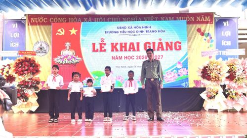 Đại tá Phạm Thanh Hùng, Phó Giám đốc Công an tỉnh trao học bổng tặng cho các em học sinh vượt khó tại xã Hòa Ninh