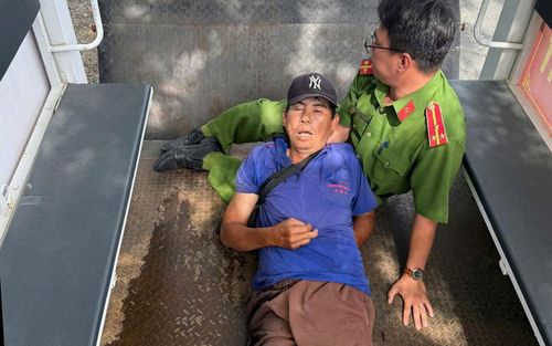 Công an xã Vĩnh Hảo nhanh chóng đưa người đàn ông đi cấp cứu tại Trạm Y tế và Trung tâm Y tế khu vực