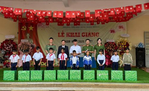 Công an xã Hòa Ninh trao tặng quà cho các em học sinh khó khăn trong mô hình Tiếp sức học đường - Vững bước tương lai
