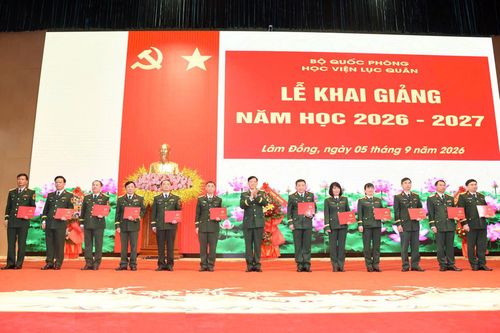 Trung tướng Đỗ Minh Xương, Giám đốc Học viện Lục quân trao các quyết định của Bộ Quốc phòng cho các cá nhân