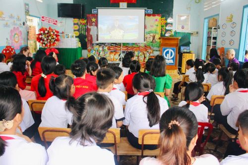 Học sinh cùng thầy cô giáo Trường Tình thương xem chương trình khai giảng trực tuyến toàn quốc