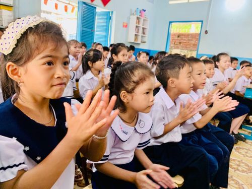 Học sinh Trường Tình thương phấn khởi trong ngày khai giảng