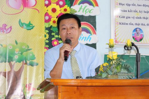 Phó Hiệu trưởng Trường Tình thương Lê Thanh Hoàng phát biểu tại lễ khai giảng