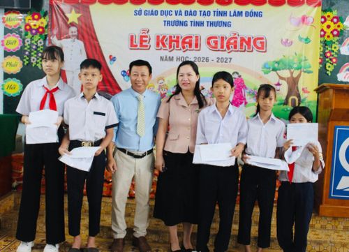 Học sinh nhận học bổng