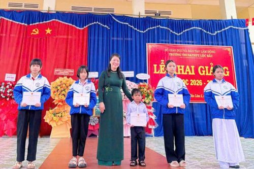 Đồng chí Huỳnh Thị Phương Duyên, Giám đốc Sở Y tế trao học bổng cho các em học sinh