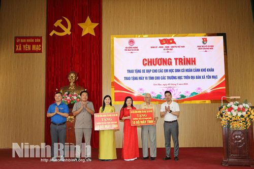 Ban Tổ chức chương trình trao tặng máy vi tính cho các trường học trên địa bàn.