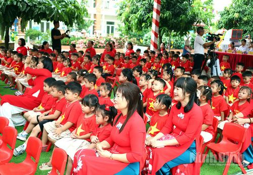 Cô, trò Trường Mầm nom Thanh Liêm trong Lễ khai giảng năm học mới. Ảnh: Phạm Hiền