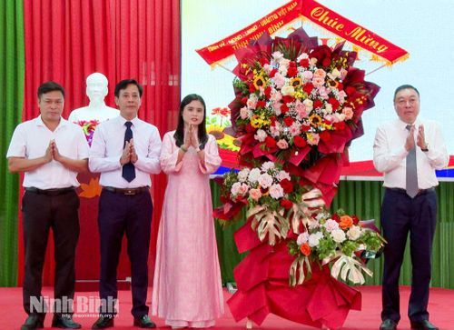 Đồng chí Đinh Văn Tiên, Ủy viên Ban Thường vụ Tỉnh ủy, Giám đốc Sở Nông nghiệp và Môi trường tặng hoa chúc mừng Trung tâm. Ảnh: Thuỷ Lam