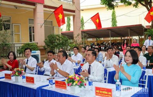 Các đại biểu dự Lễ khai giảng năm học 2026 - 2027 tại Trường THCS Duy Hà. Ảnh: Chu Bình