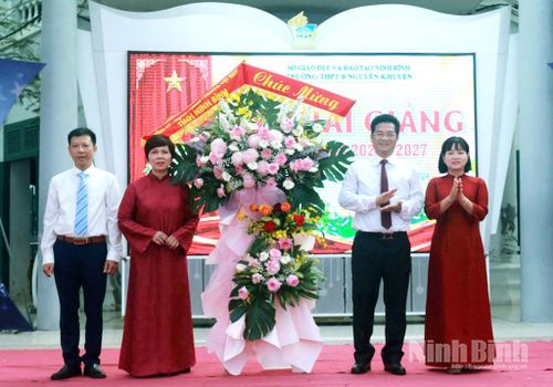 Đồng chí Trần Anh Dũng, Ủy viên Ban Thường vụ Tỉnh ủy, Phó Chủ tịch UBND tỉnh tặng thầy và trò nhà trường lẵng hoa tươi thắm. Ảnh: Hồng Ngọc