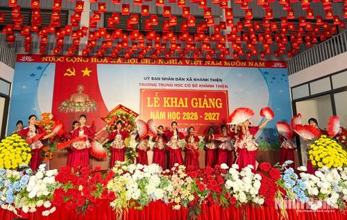 Tiết mục văn nghệ tại Lễ khai giảng năm học mới. Ảnh: Hồng Nhung
