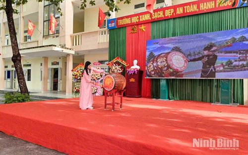Giám đốc Trung tâm Giáo dục Nghề nghiệp - Giáo dục Thường xuyên Gia Viễn thực hiện nghi thức đánh trống khai trường năm học 2026-2027. Ảnh: Thuỷ Lam