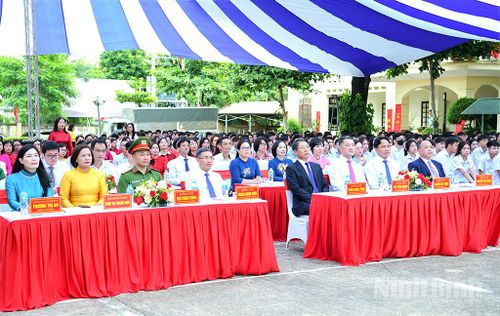 Các đại biểu dự Lễ khai giảng tại Trường THPT Ngô Thì Nhậm. Ảnh: Trường Giang