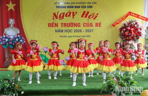 Tiết mục văn nghệ tại Lễ khai giảng năm học mới. Ảnh: Mai Phương