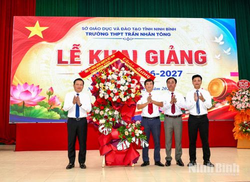 Đồng chí Nguyễn Cao Sơn, Tỉnh ủy viên, Phó Chủ tịch UBND tỉnh tặng hoa chúc mừng thầy, trò Trường THPT Trần Nhân Tông. Ảnh: Ngọc Ánh