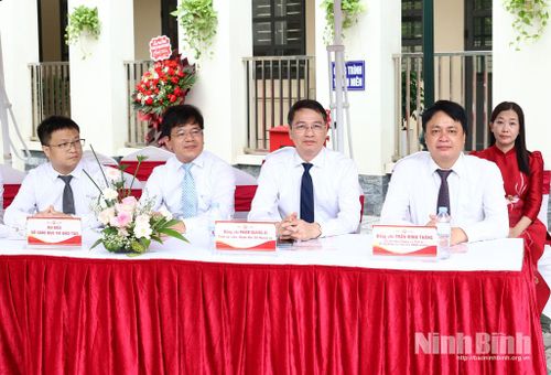 Các đại biểu dự Lễ khai giảng tại Trường Tiểu học Nguyễn Tất Thành. Ảnh: Xuân Thu