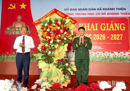 Đồng chí Vũ Văn Định, Uỷ viên Ban Thường vụ Tỉnh uỷ, Chỉ huy trưởng Bộ CHQS tỉnh tặng hoa chúc mừng thầy và trò Trường THCS Khánh Thiện. Ảnh: Hồng Nhung