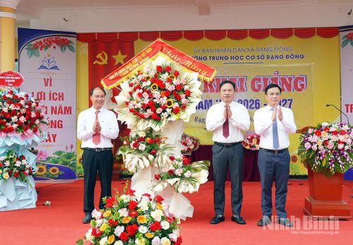 Đồng chí Hoàng Nguyên Dự, Ủy viên Ban Thường vụ Tỉnh ủy, Phó Bí thư Thường trực Đảng ủy các cơ quan Đảng tỉnh và đồng chí Đặng Thái Sơn, Tỉnh ủy viên, Phó Giám đốc Sở Tài chính đã tặng lẵng hoa tươi thắm chúc mừng thầy và trò nhà trường nhân dịp năm học mới. Ảnh: Diệu Linh